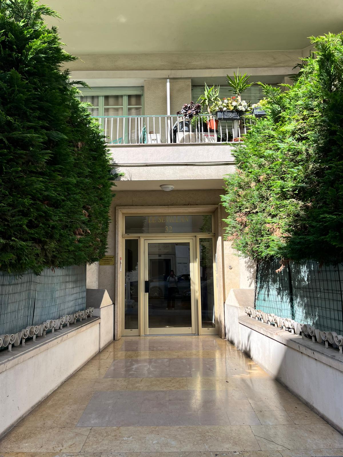Entrée de l'immeuble du cabinet