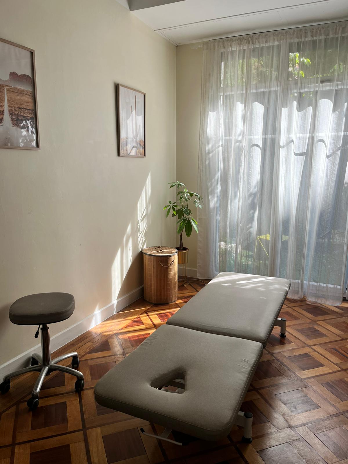 Table de soins avec lumière naturelle