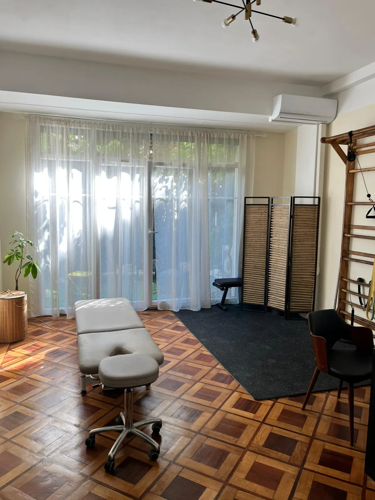 Salle de soins du cabinet à Nice équipée pour la mobilité et le renforcement