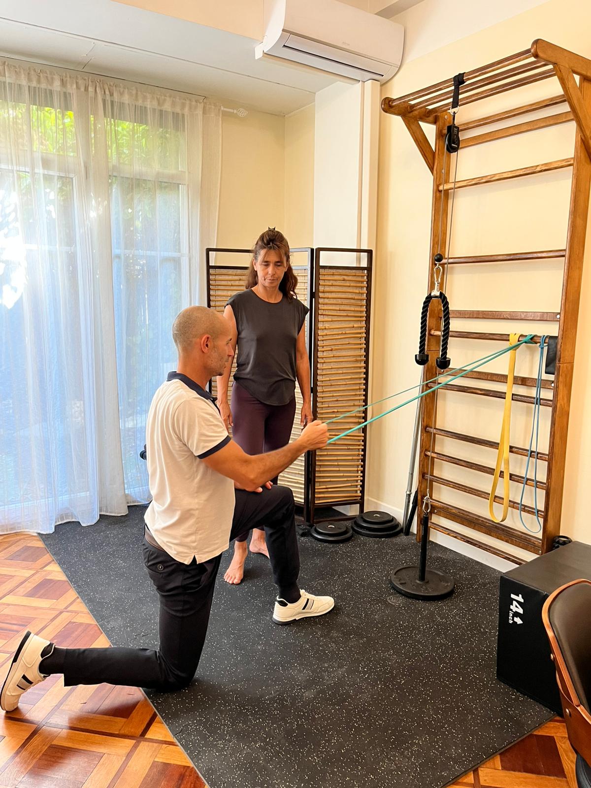 Exercice avec élastique sous supervision